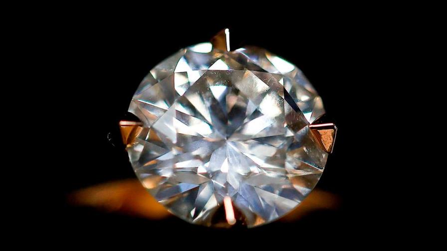 Mujer casi tira a la basura diamante de 2,7 millones creyendo que era una baratija