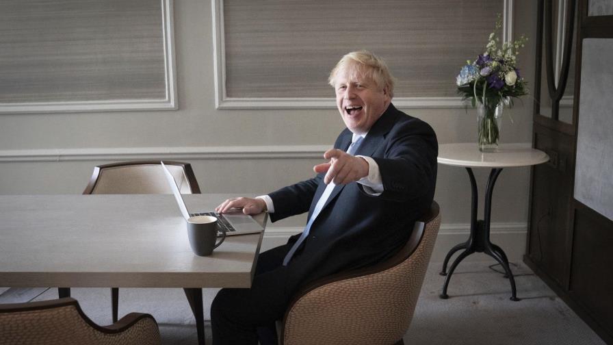 Pese a crisis británica, Johnson halla apoyo en su partido