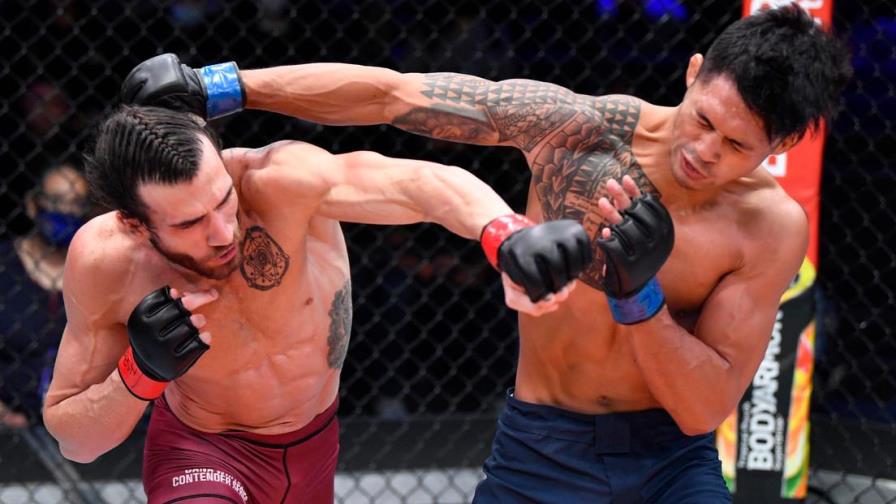 Dos luchadores de MMA se golpean simultáneamente en la entrepierna en evento de la UFC