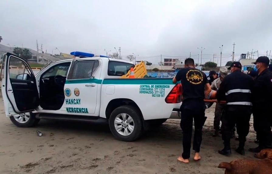 Rescatistas dejan caer a supuesto herido en simulacro en Perú 
