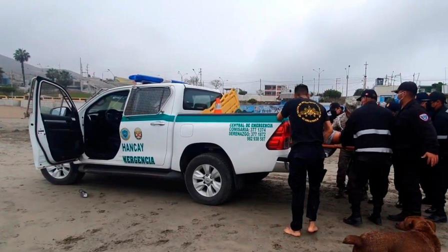 Rescatistas dejan caer a supuesto herido en simulacro en Perú 