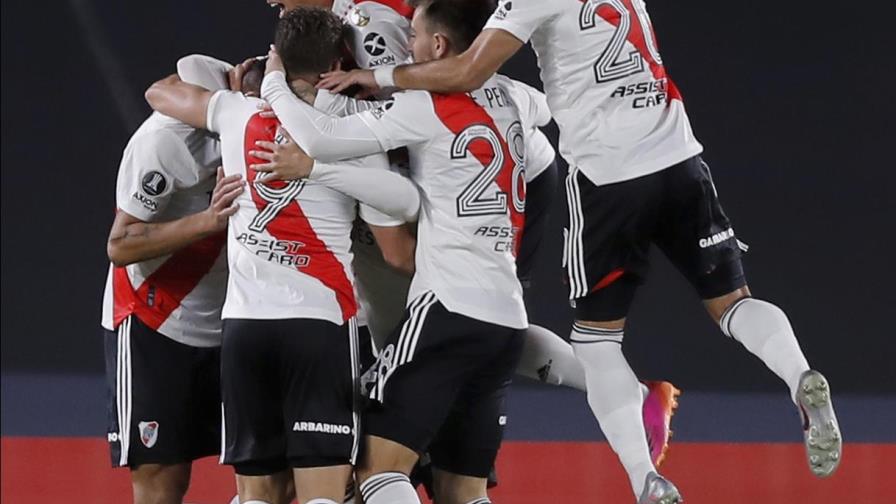 Sin portero y sin suplentes; proeza de River en Libertadores