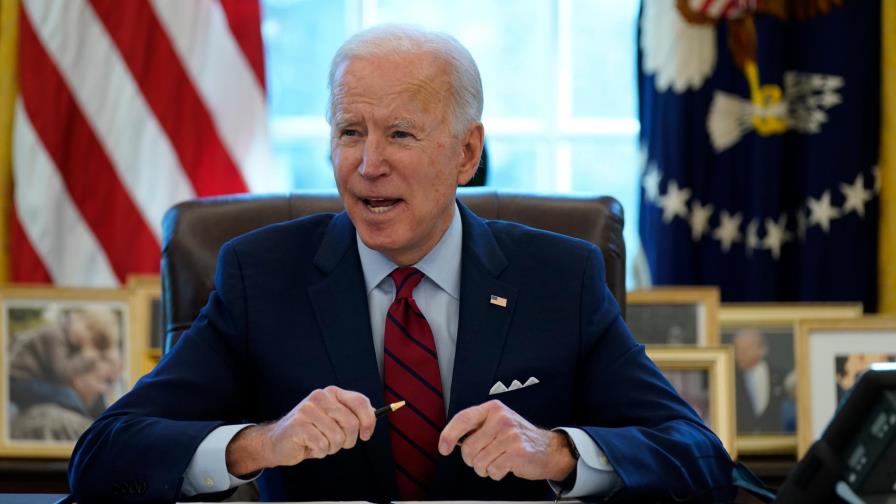 Joe Biden defiende su andanada de decretos presidenciales