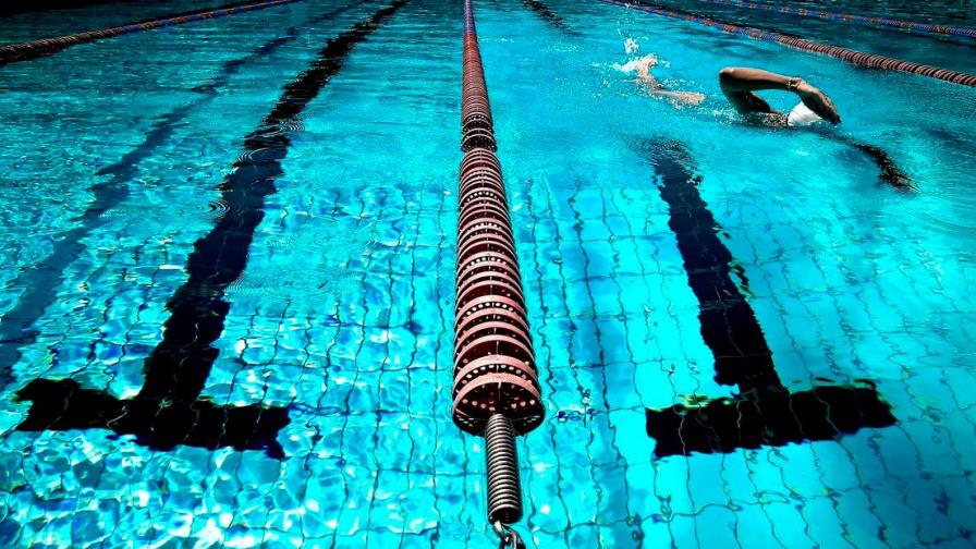 Nadadora transgénero bate récords locales femeninos tras competir tres años como hombre