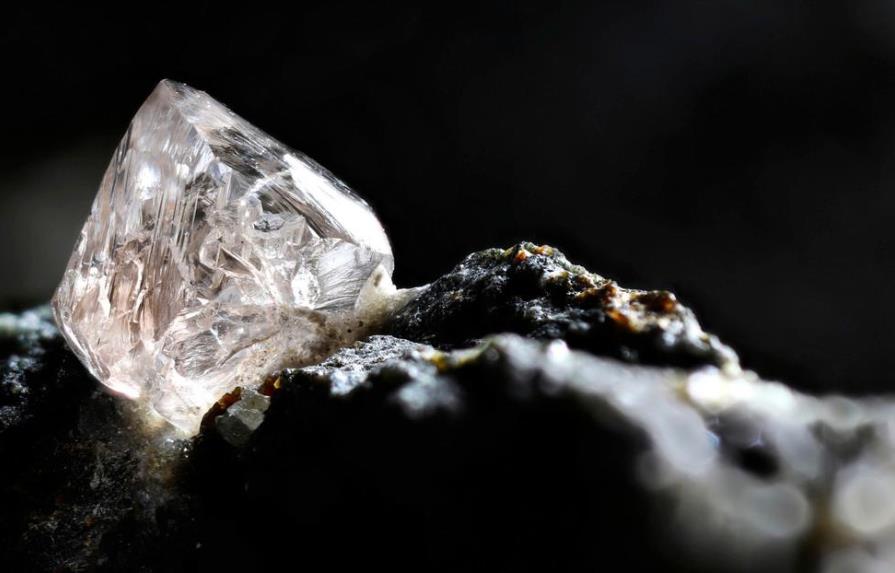Un agricultor se vuelve rico tras desenterrar diamante de 13 quilates