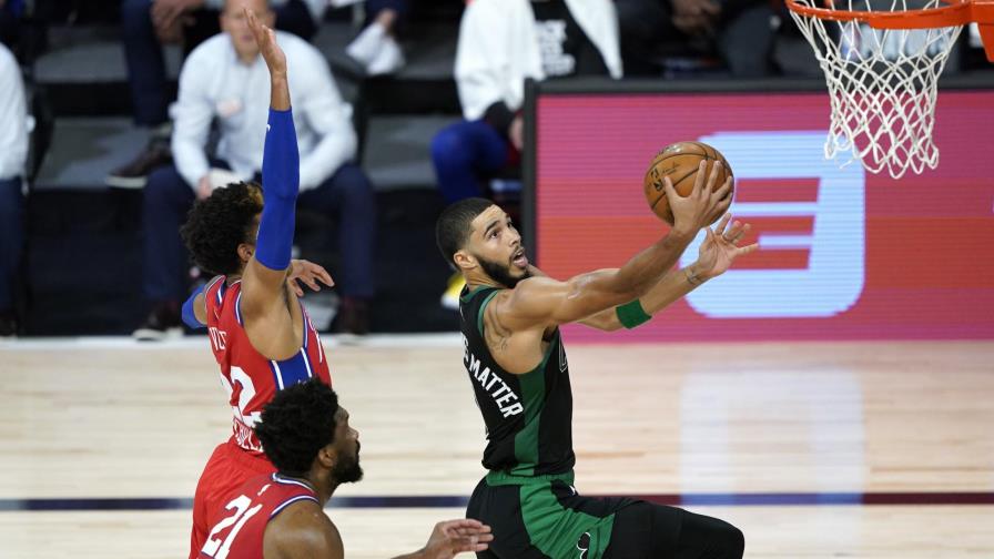 Tatum y Brown guían a Celtics al triunfo sobre 76ers