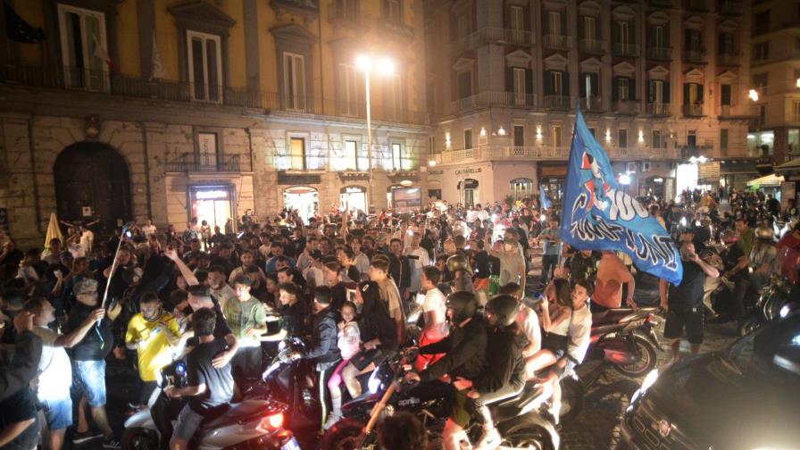 Critican festejos de aficionados de Napoli en plena pandemia