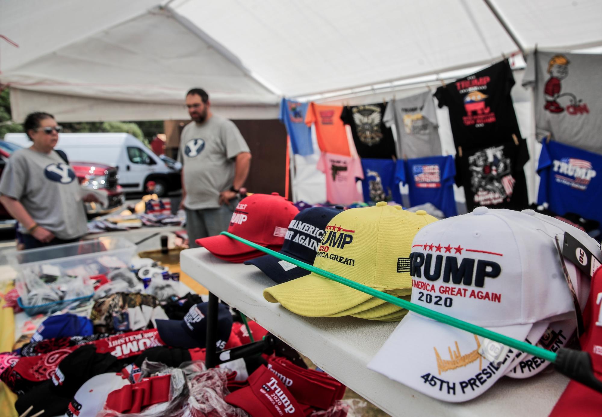 Gran cantidad de mercancía electoral aguarda por la llegada de los simpatizantes del presidente Donald Trump en su visita al Monte Rushmore en Dakota del Sur (EFE/EPA/TANNEN MAURY)