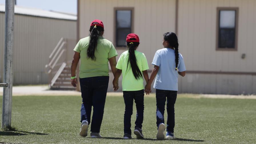 En centro de detención de inmigrantes, familias temen virus