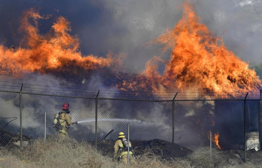 Viento aviva incendio forestal que arde en sur de California