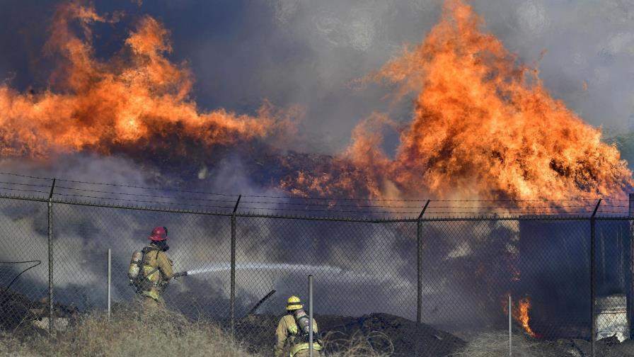 Viento aviva incendio forestal que arde en sur de California