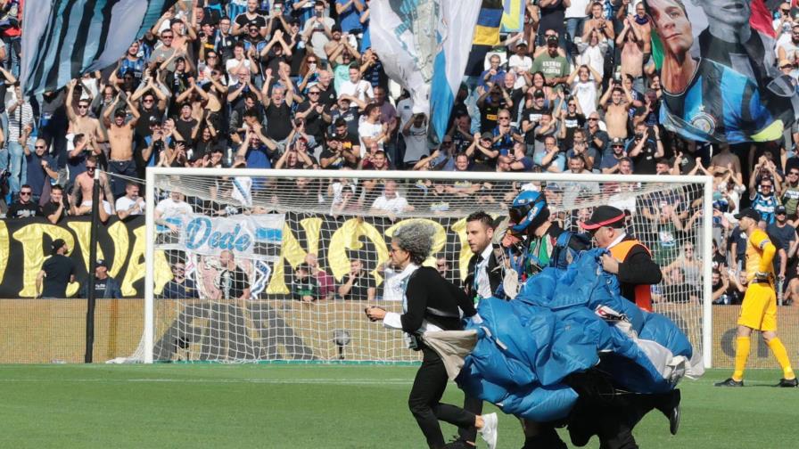 Inter gana a Sassuolo en duelo interrumpido por paracaidista
