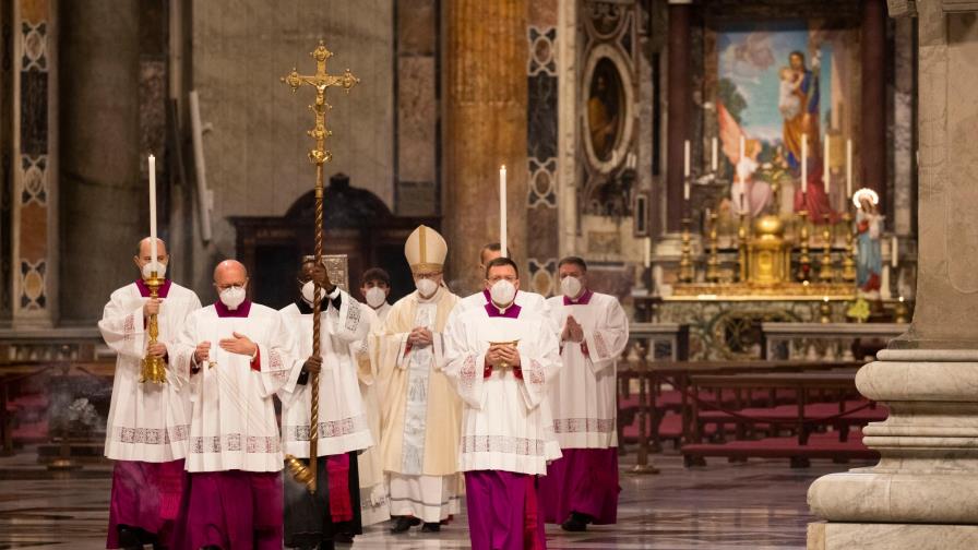 Francisco ofrece su bendición de Año Nuevo pese a la ciática: Se necesita la vacuna para el corazón