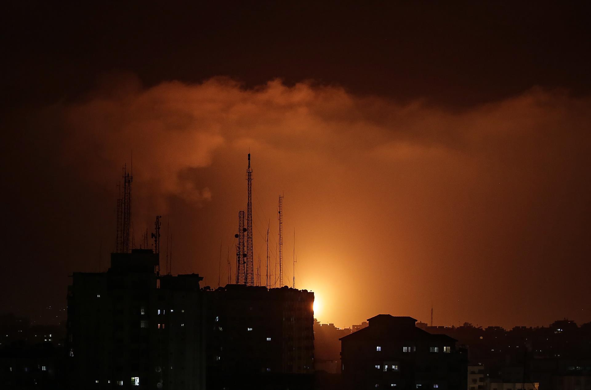 Vista de la explosión de los cohetes del ataque israelí en la ciudad de Gaza, en la Franja de Gaza este martes. Los disparos de cohetes desde Gaza y los bombardeos israelíes contra objetivos de las milicias armadas en el enclave continuaron durante la noche y elevaron al menos a 22 los muertos (Foto: EFE/ Mohammed Saber)