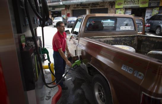 Esquivando inflación, venezolanos pagan gasolina con tabaco