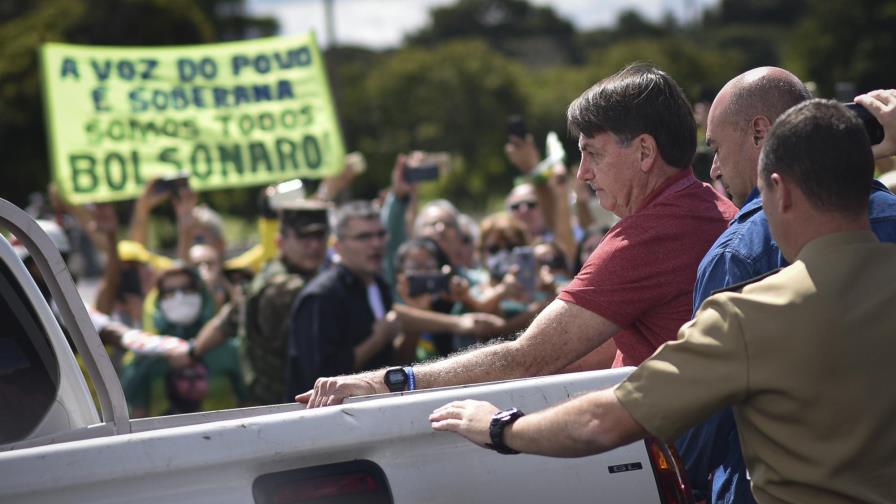 Bolsonaro acude a protesta para respaldar al ejército