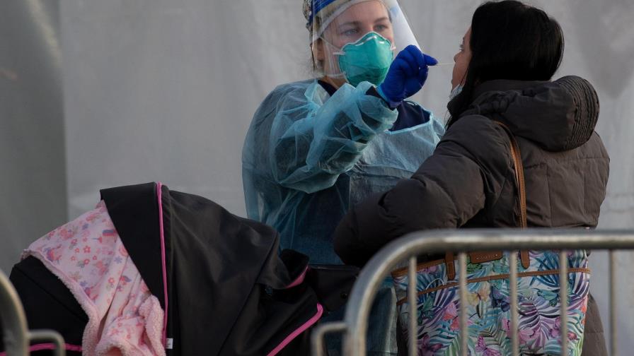 EE.UU. supera récord de casos nuevos diarios de COVID-19, con más de 210,000