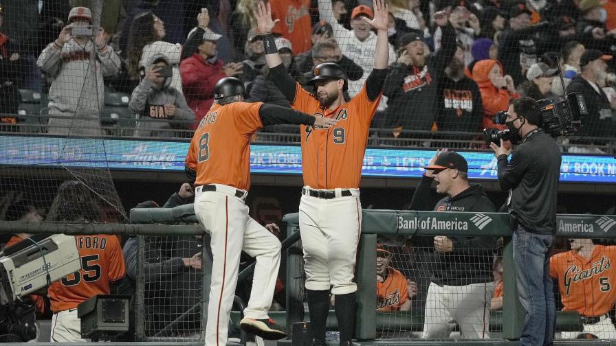 Gigantes vencen a Dodgers por error en 11mo, toman la cabeza