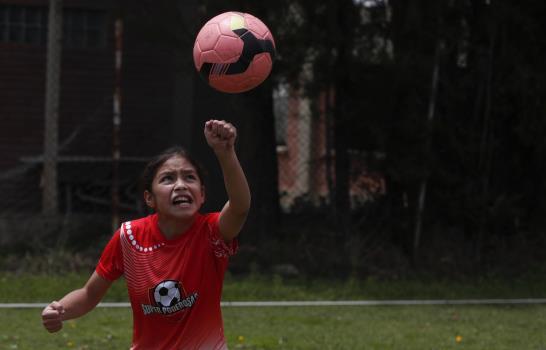 Escuela boliviana empodera a mujeres a través del fútbol