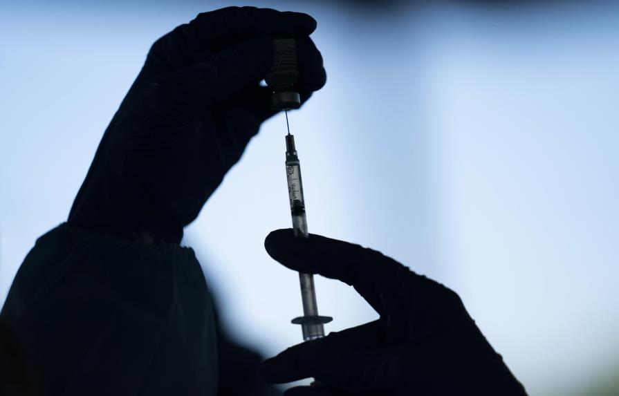 Doctores británicos quieren revisar plazos de vacuna Pfizer