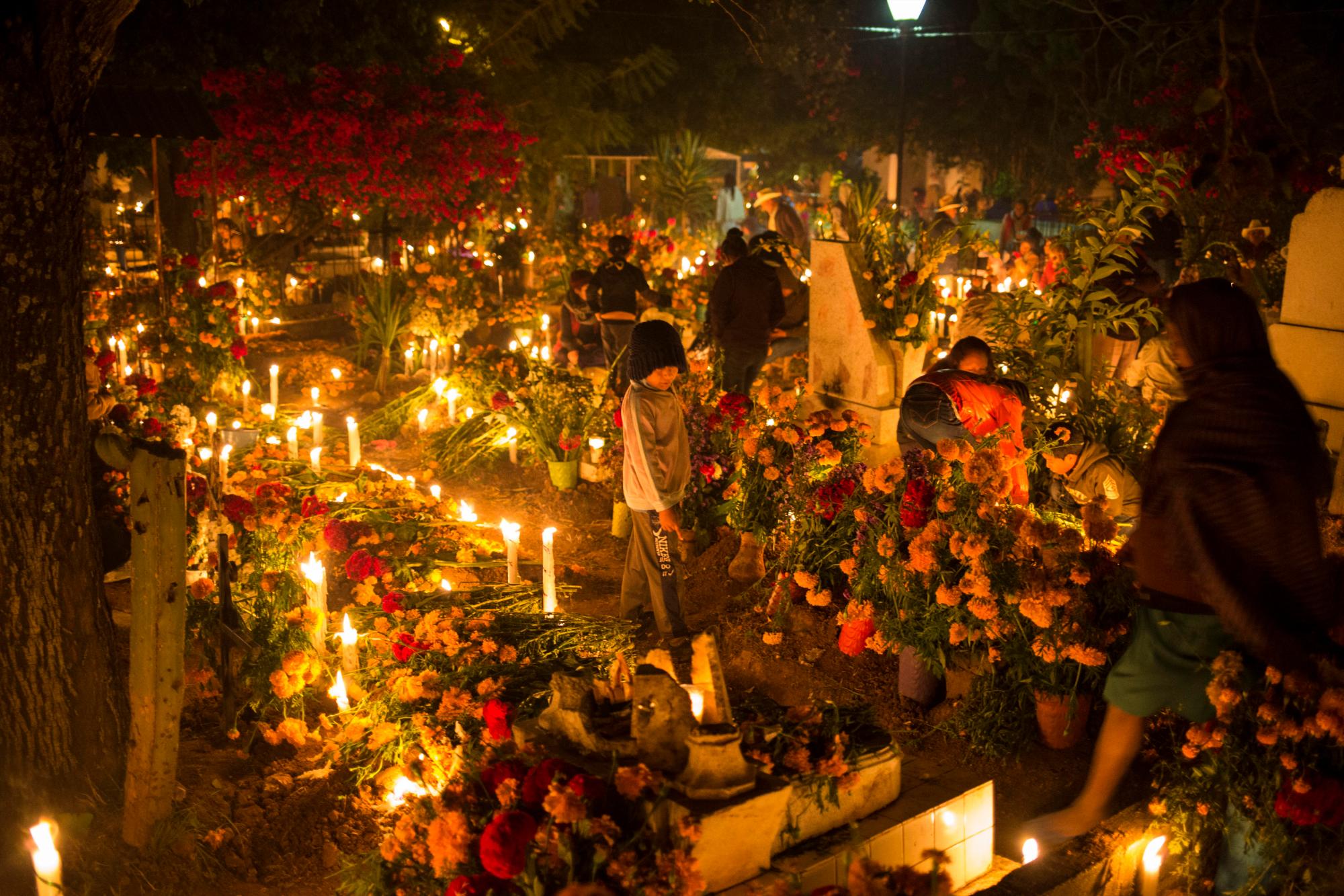 SANTA MARÍA ATZOMPA (MÉXICO)- Personas velan muertos, en el panteón de Santa María Atzompa,  jueves 1 de noviembre de 2018, en el estado de Oaxaca (México).  EFE/Mario Arturo Martínez  