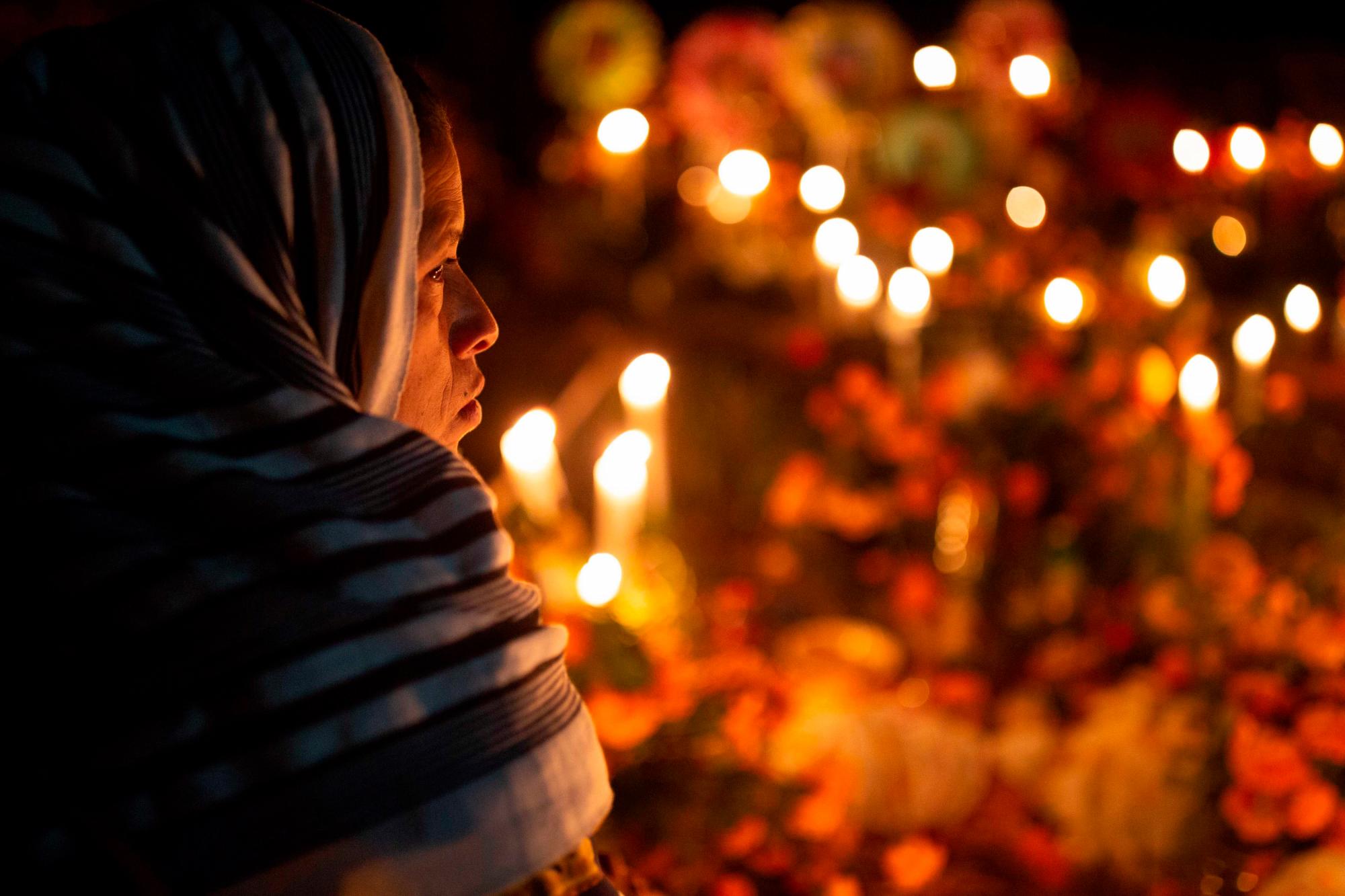 AROCUTÍN (MÉXICO)- Pobladores velan a sus muertos hoy, 2 de Noviembre de 2018, en el panteón de la localidad del municipio de Arocutín en Erongarícuaro, estado de Michoacán (México). EFE/Luis Enrique Grandados