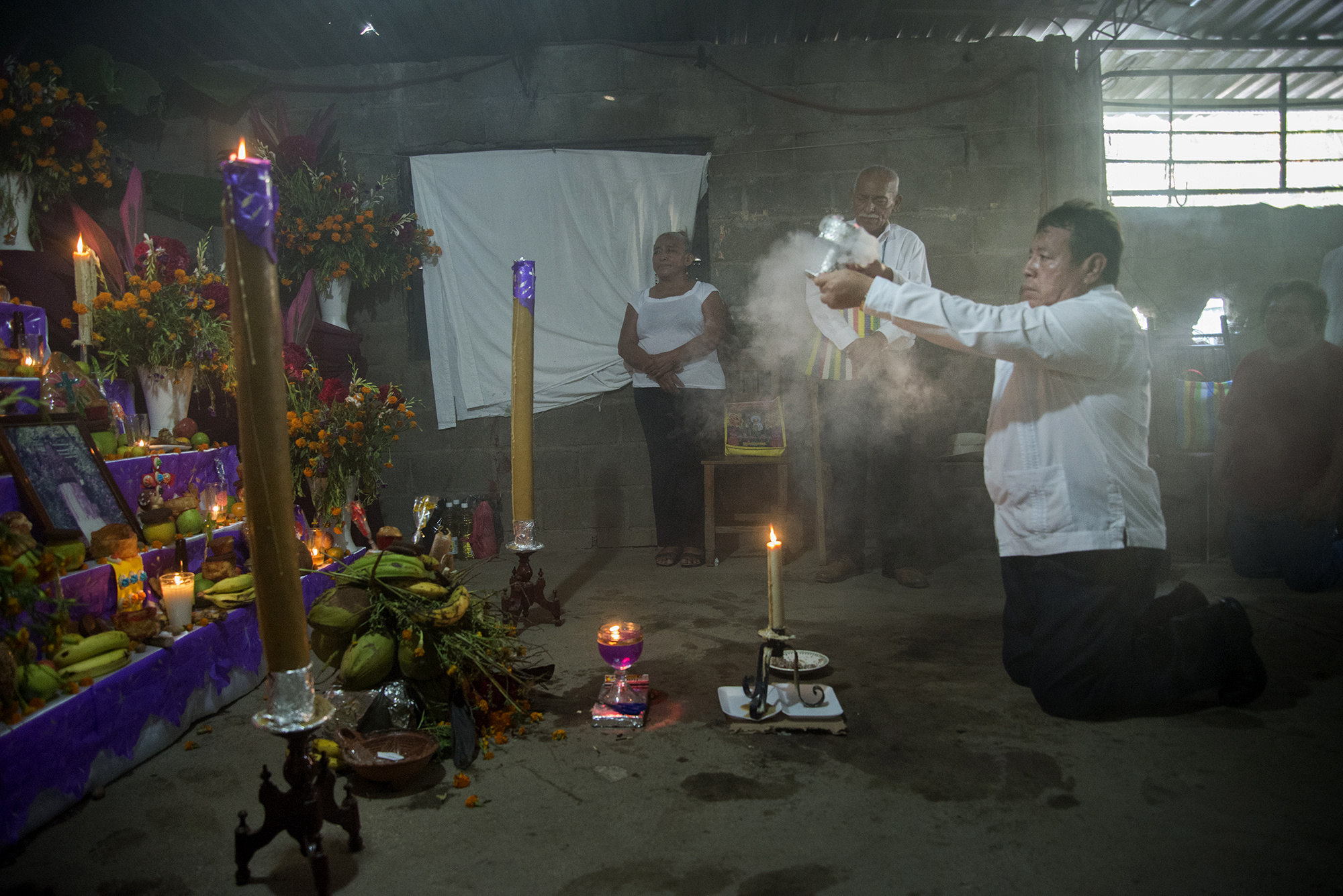 TEHUANTEPEC (MÉXICO)- La tradición de los altares de muertos se remonta a la fusión, hace unos 500 años, de tradiciones traídas por los misioneros franciscanos y las de las diversas culturas que habitaron en el territorio mexicano como la Olmeca, Zapoteca, Mixteca, Purepecha, Maya, Totonaca y Azteca. EFE/Luis Villalobos 
