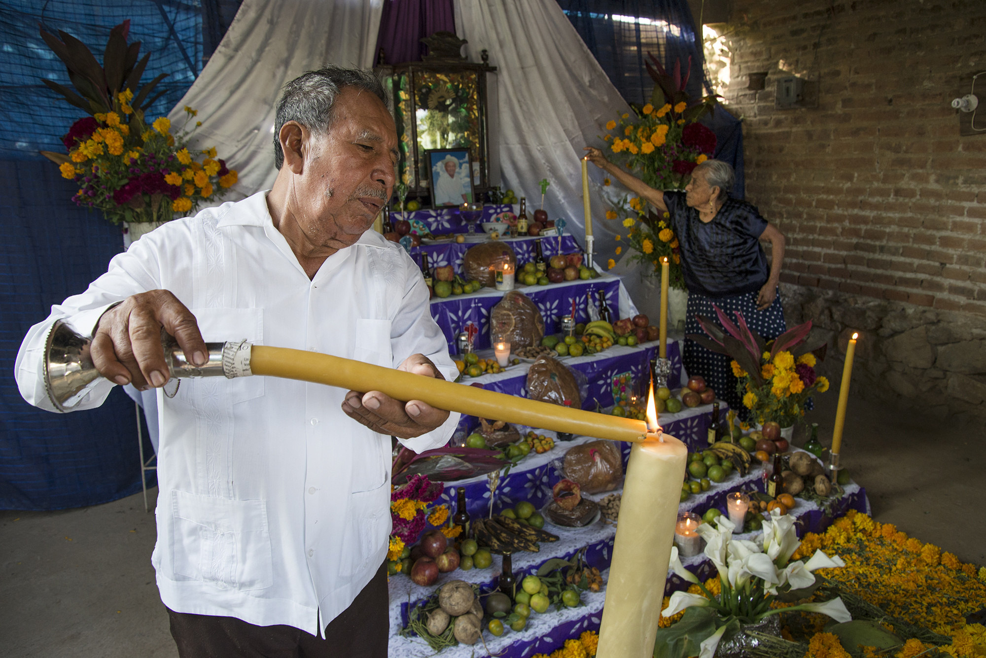 TEHUANTEPEC (MÉXICO)- Pobladores del municipio de Tehuantepec, en el estado de Oaxaca (México), encienden altares en honor a sus muertos hoy, viernes 2 de noviembre de 2018.  EFE/Luis Villalobos 