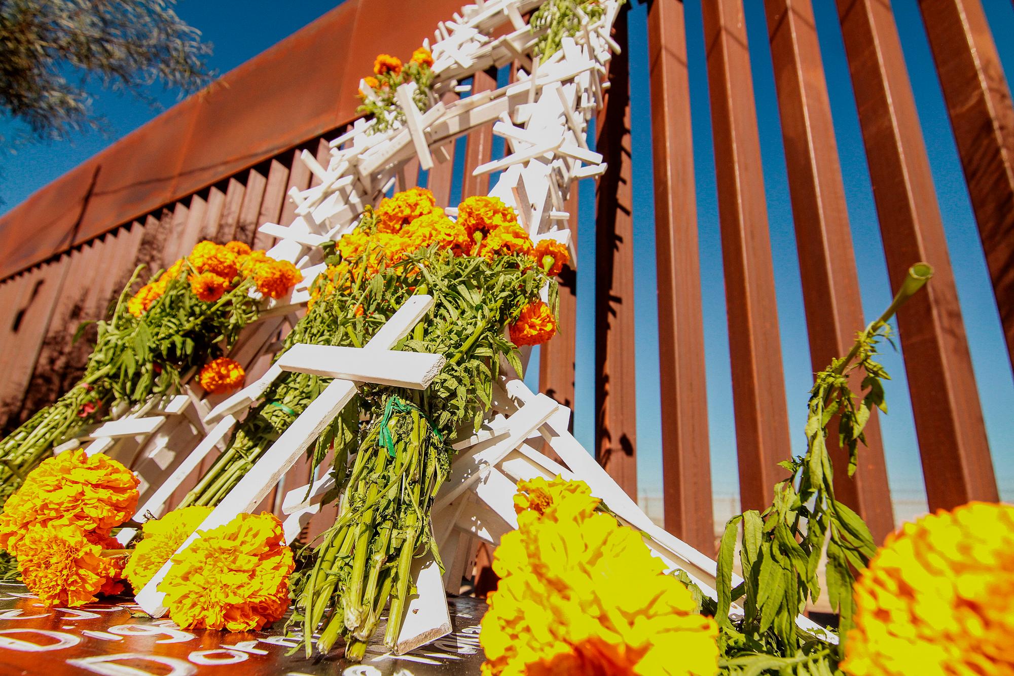 TIJUANA (MÉXICO)- Organizaciones no gubernamentales instalaron la ofrenda Peldaños sobre Muro en honor a migrantes fallecidos, para conmemorar el Día de Muertos. EFE/Joebeth Terriquez 