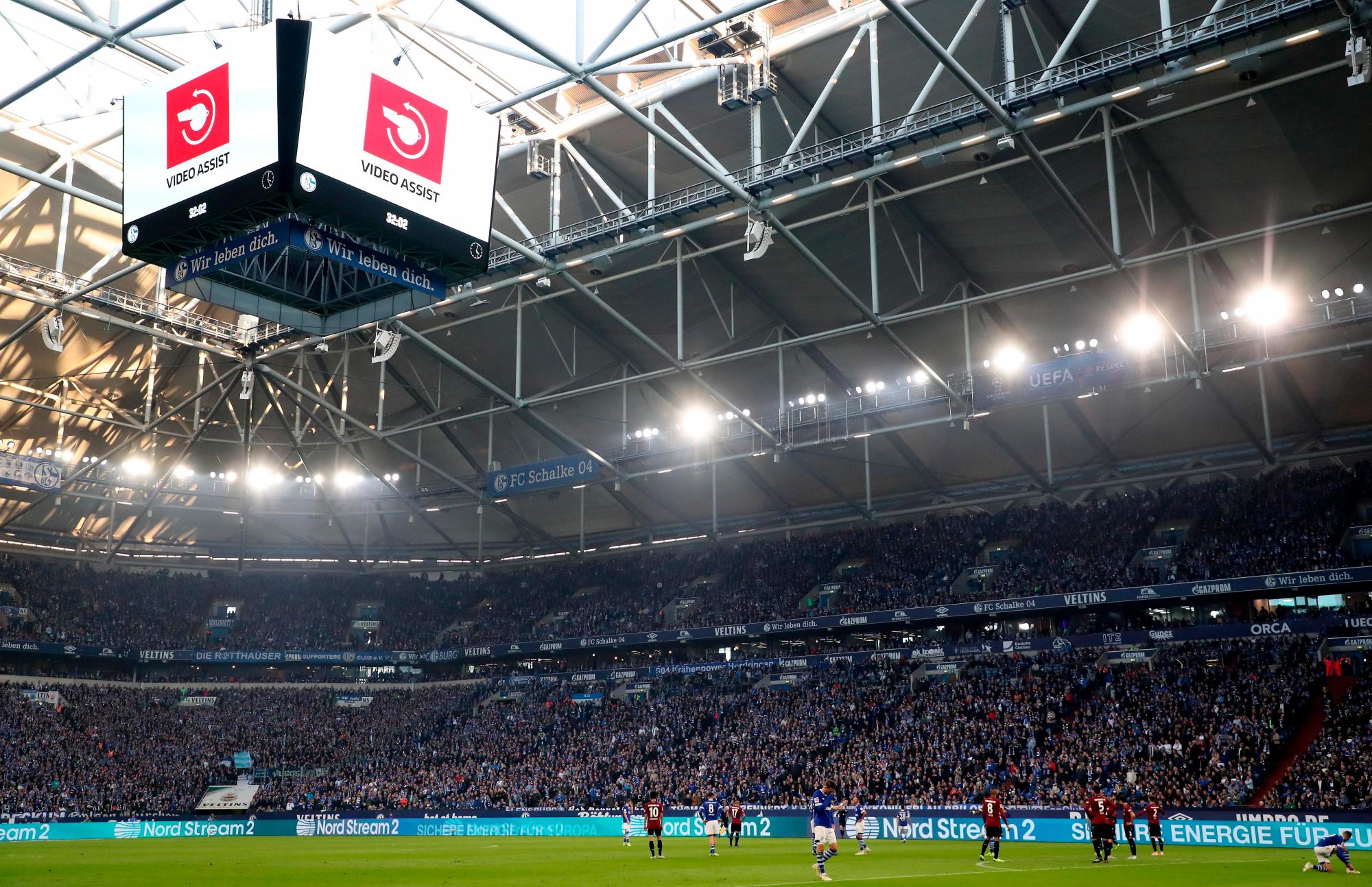Se anuncia en la pantalla del estadio del FC Schalke 04 el símbolo del VAR.