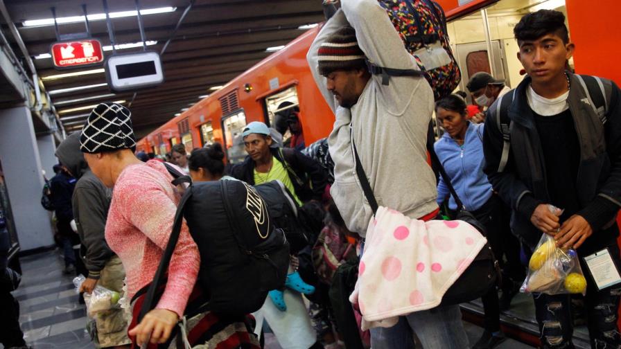 Caravana de migrantes retoma su marcha hacia Estados Unidos de forma dispersa