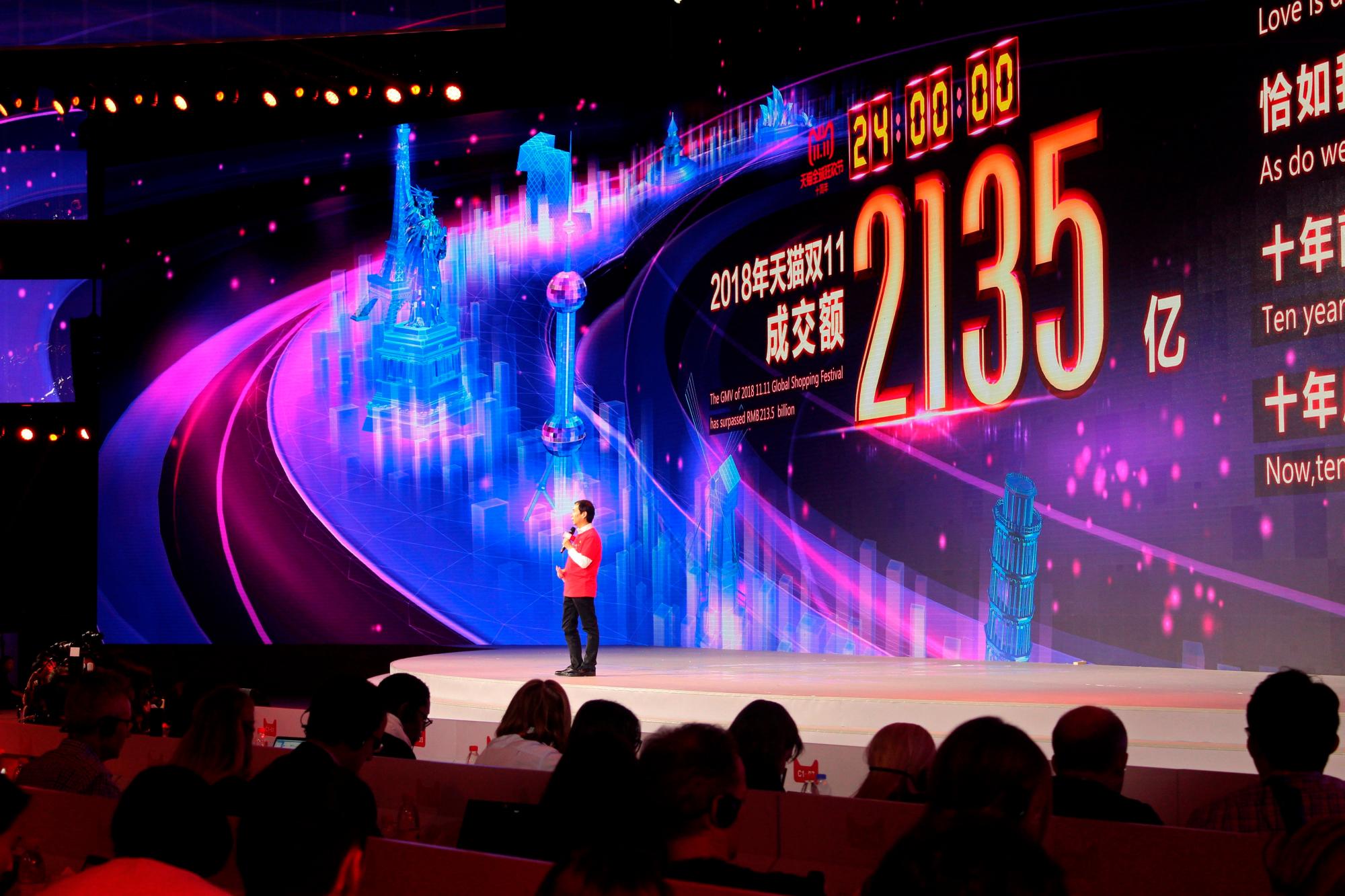 En su décimo aniversario, la fiesta de las compras en China, el Doble 11 o Día del Soltero, ha vuelto a batir récords al alcanzar la cifra de 213.550 millones de yuanes (unos 30.802 millones de dólares), vendidos a través de internet por las plataformas del Grupo Alibaba. La compañía fundada por Jack Ma, hoy uno de los hombres más ricos de China, solo necesitó quince horas y 49 minutos para superarse a sí misma y alcanzar las ventas logradas en el Día del Soltero el año pasado, que se situaron en los 168.269 millones de yuanes (unos 25.386 millones de dólares). El récord se sobrepasó a las 15.49 horas (08.49 GMT) y al final del día la compañía logró vender un 26,9 % más que el año pasado, confirmando así que esta jornada, creada por el gigante del comercio electrónico hace diez años, ya es todo un icono para los consumidores chinos.En la imagen el director ejecutivo de Alibaba Group, Daniel Zhang.-