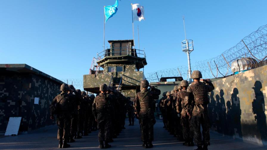 Corea del Norte y Corea del Sur se intercambian setas y mandarinas en signo de reconciliación Corea del Norte y Corea del Sur se intercambian setas y mandarinas en signo de reconciliación