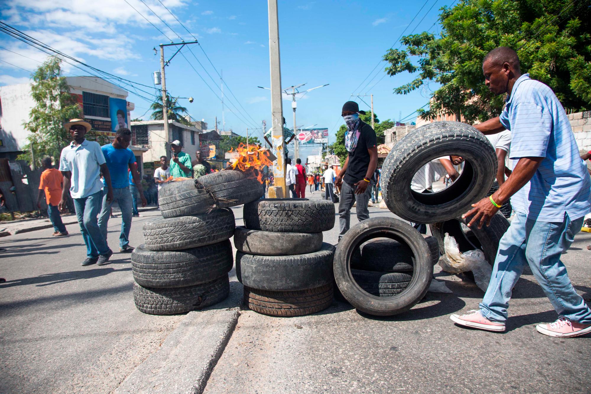 Manifestantes preparan barricadas durante una protesta, en Puerto Príncipe (Haití) hoy, domingo 18 de noviembre de 2018. Miles de haitianos salieron hoy a las calles para participar en una nueva protesta nacional contra la corrupción y la impunidad, que ha dejado al menos dos muertos y varios heridos.
