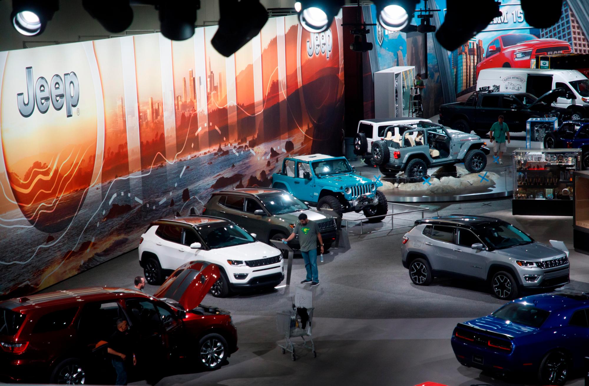 Los trabajadores preparan la sala de exposiciones hoy antes del Auto Show Automobility LA en Los Ángeles, California (EE. UU.). El espectáculo contará con más de 60 lanzamientos de vehículos.