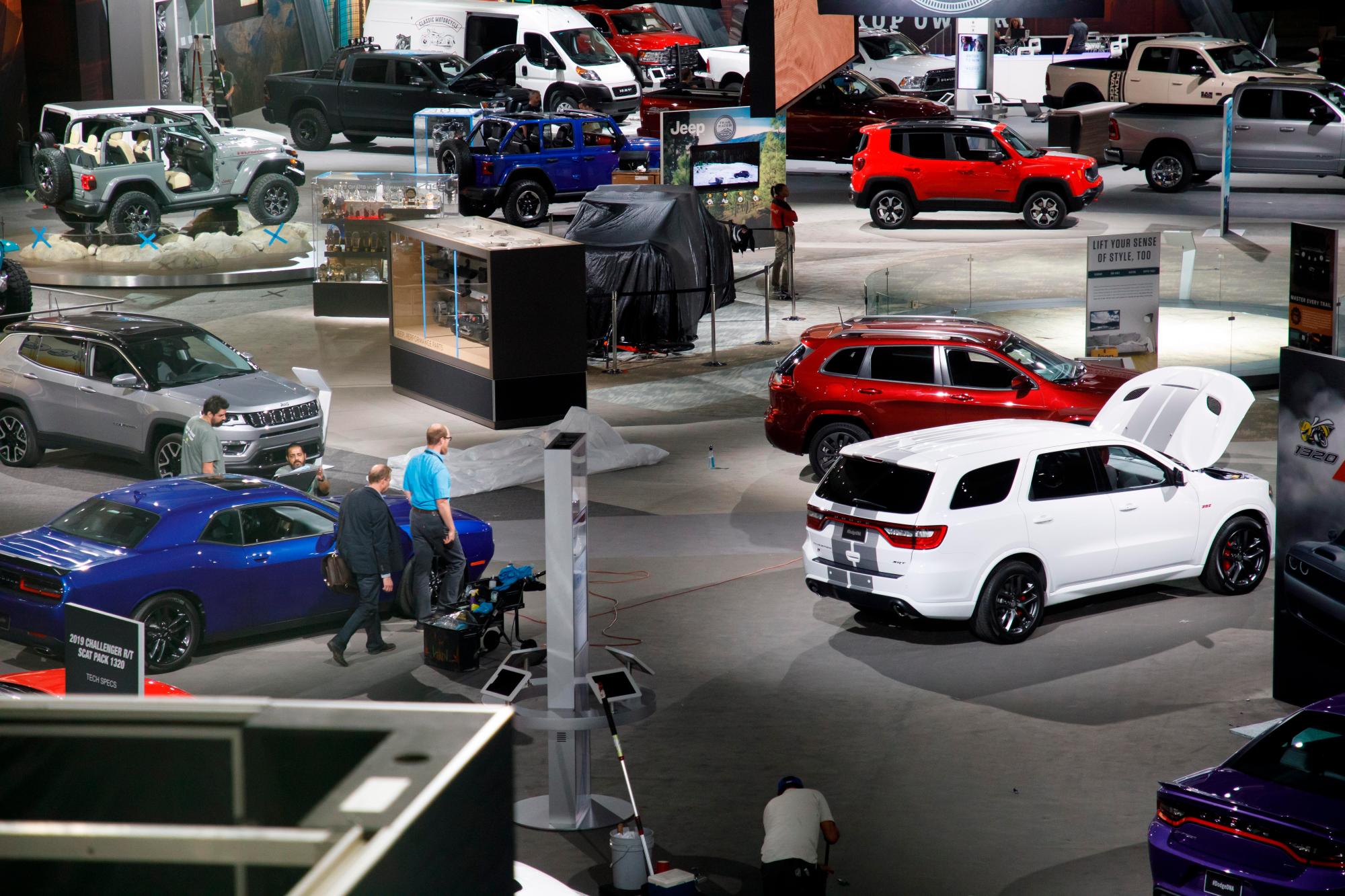 Trabajadores preparan la sala de exhibición hoy antes del Auto Show Automobility LA en Los Ángeles, California (EE. UU.). El espectáculo contará con más de 60 lanzamientos de vehículos.