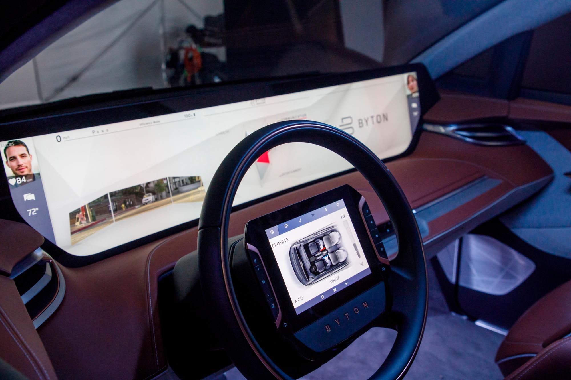 La pantalla de visualización del tablero de gran tamaño del SUV crossover eléctrico Byton M-Byte se muestra en exhibición hoy en el Auto Show Automobility LA en Los Ángeles, California (EE. UU.). El espectáculo contará con más de 60 lanzamientos de vehículos.