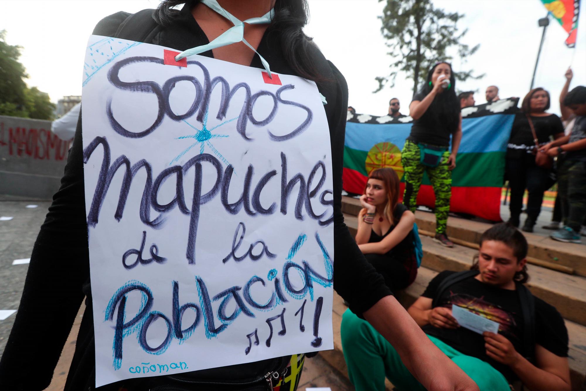 Policía chilena y manifestantes se enfrentan a un mes de la muerte de mapuche