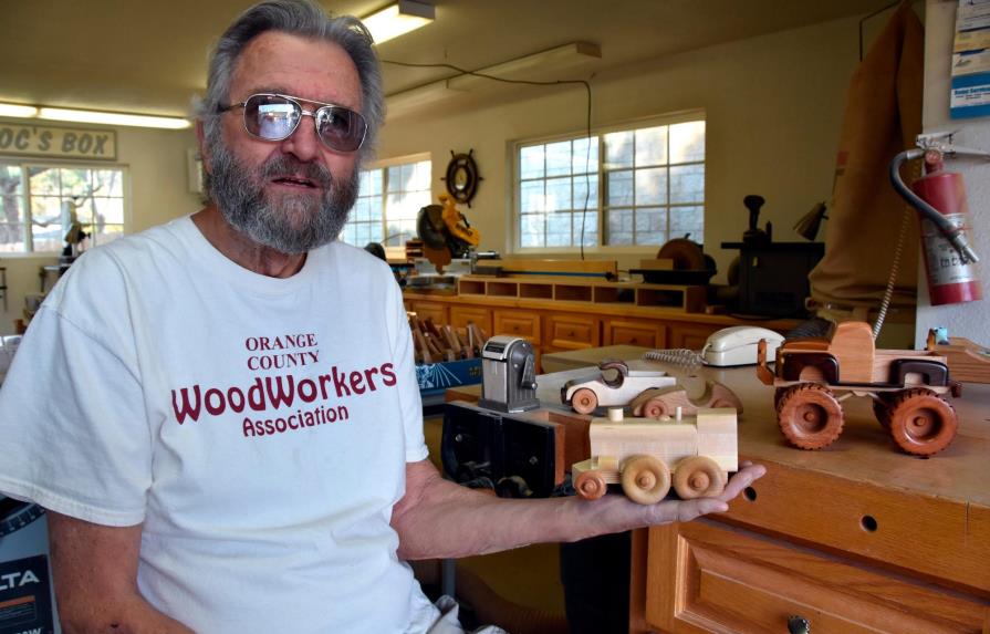 Como “carpinteros de Santa Claus”, ancianos fabrican juguetes para donarlos