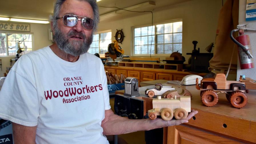 Como “carpinteros de Santa Claus”, ancianos fabrican juguetes para donarlos Como “carpinteros de Santa Claus”, ancianos fabrican juguetes para donarlos