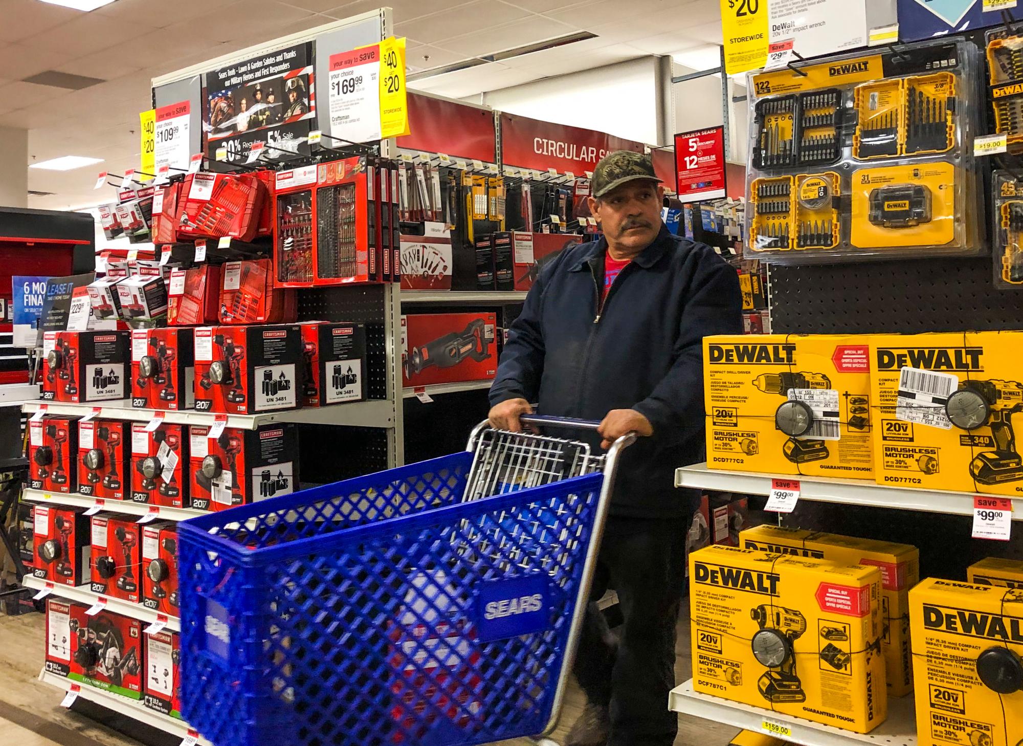 Un hombre con su carrito en uno de los pasillos de la tienda Sears en Riverside, Illinois, EE. UU.