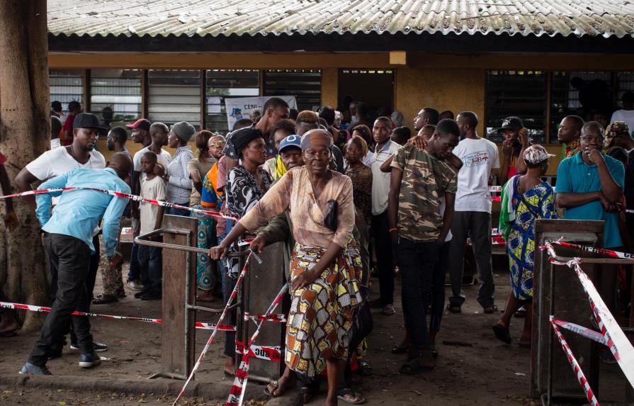 Miles votan en unos comicios “ficticios” en zona de ébola en República del Congo