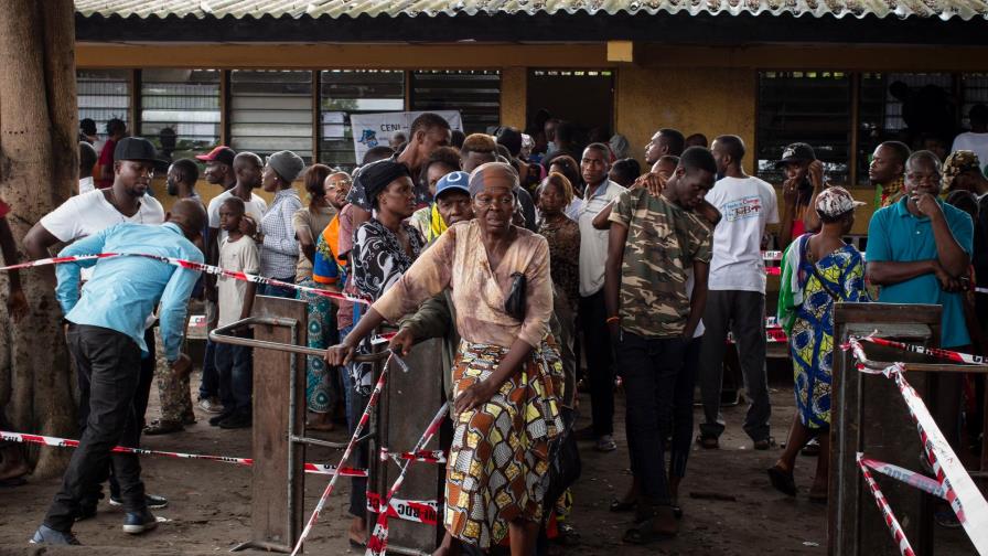 Miles votan en unos comicios “ficticios” en zona de ébola en República del Congo Miles votan en unos comicios “ficticios” en zona de ébola en República del Congo