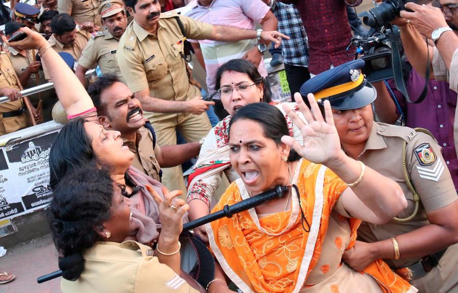 Protestas después de que dos mujeres entrasen en templo sagrado de la India
Protestas después de que dos mujeres entrasen en templo sagrado de la India