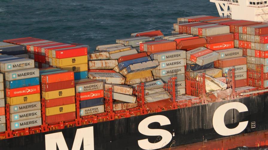 Buque pierde 270 contenedores en alta mar y población los saquea