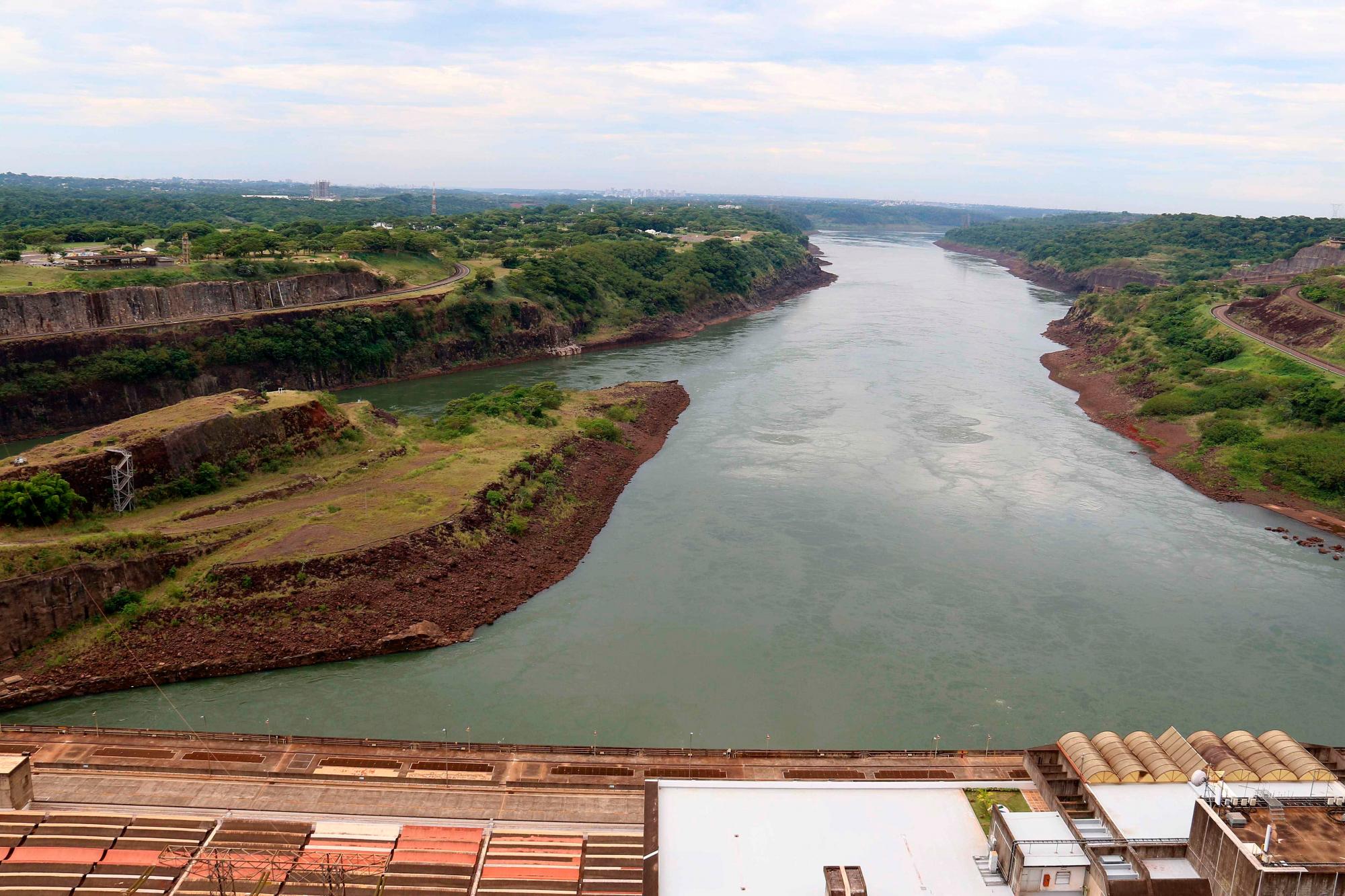 CIUDAD DEL ESTE (PARAGUAY), 04/01/2019.- Fotografía del 21 de diciembre de 2018 que muestra el embalse de la central hidroeléctrica Itaipú, cerca de Ciudad de Este (Paraguay). La central hidroeléctrica Itaipú, situada en la frontera entre Paraguay y Brasil, se convirtió en 2018 en un atractivo turístico que llevó a 740.000 visitantes a apreciar sus megalómanas instalaciones, así como a participar en otras alternativas de ocio centradas en el medio ambiente o la innovación.