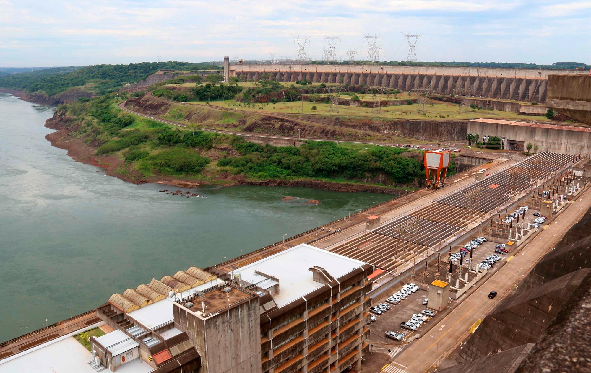 CIUDAD DEL ESTE (PARAGUAY), 04/01/2019.- Fotografía del 21 de diciembre de 2018 que muestra el embalse de la central hidroeléctrica Itaipú, cerca de Ciudad de Este (Paraguay). La central hidroeléctrica Itaipú, situada en la frontera entre Paraguay y Brasil, se convirtió en 2018 en un atractivo turístico que llevó a 740.000 visitantes a apreciar sus megalómanas instalaciones, así como a participar en otras alternativas de ocio centradas en el medio ambiente o la innovación.
