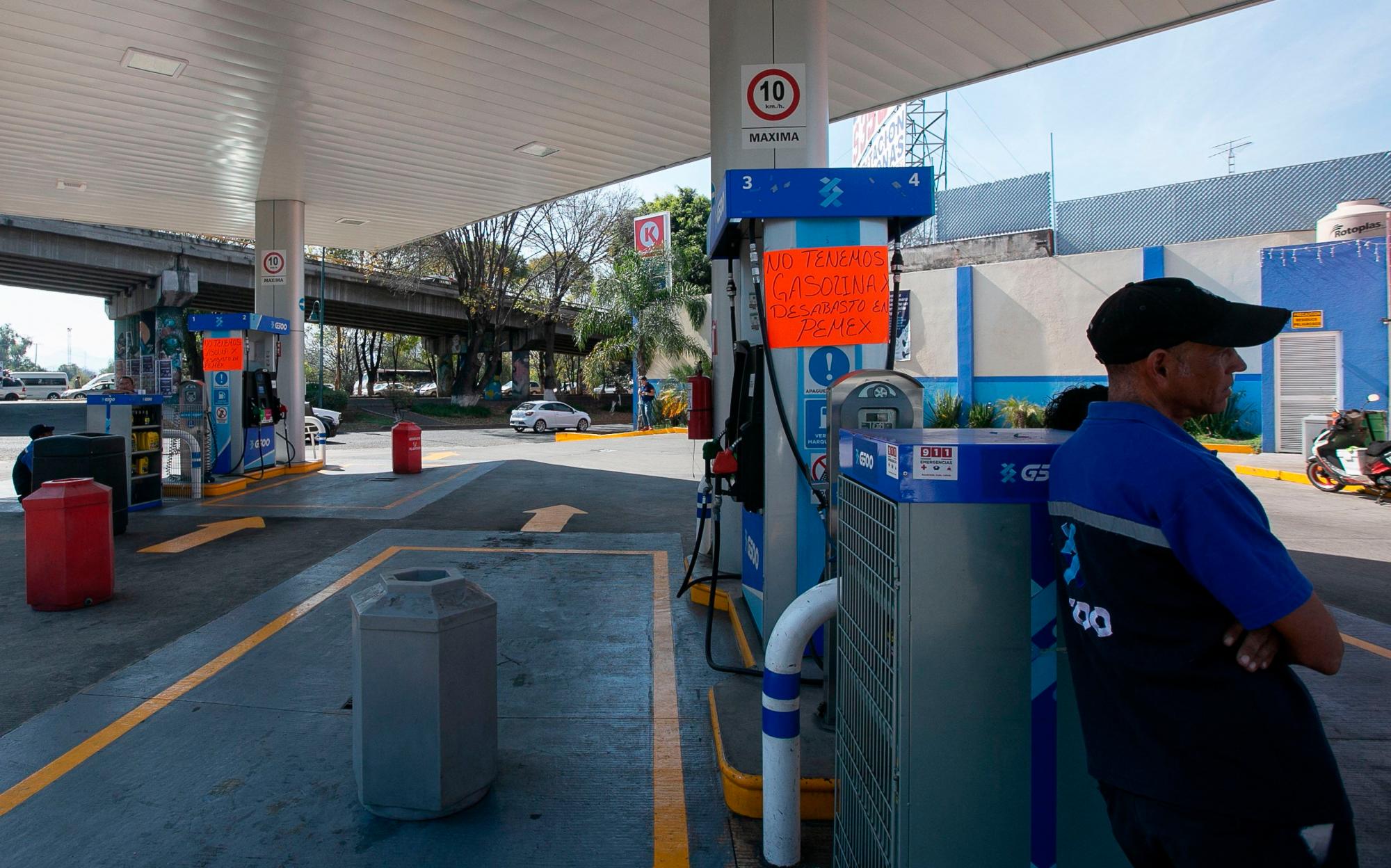 MORELIA (MÉXICO), 05/01/2018.- Fotografía de una gasolinera que anuncia No tenemos combustible x desbasto en Pemex hoy, en la ciudad de Morelia, en el estado de Michoacán (México). Al menos ocho estados mexicanos registran desabastecimiento de combustible en algunas gasolineras desde inicios de año, una problemática que el presidente Andrés Manuel López Obrador atribuyó a un cambio en el modelo de suministro para combatir el robo de gasolina.