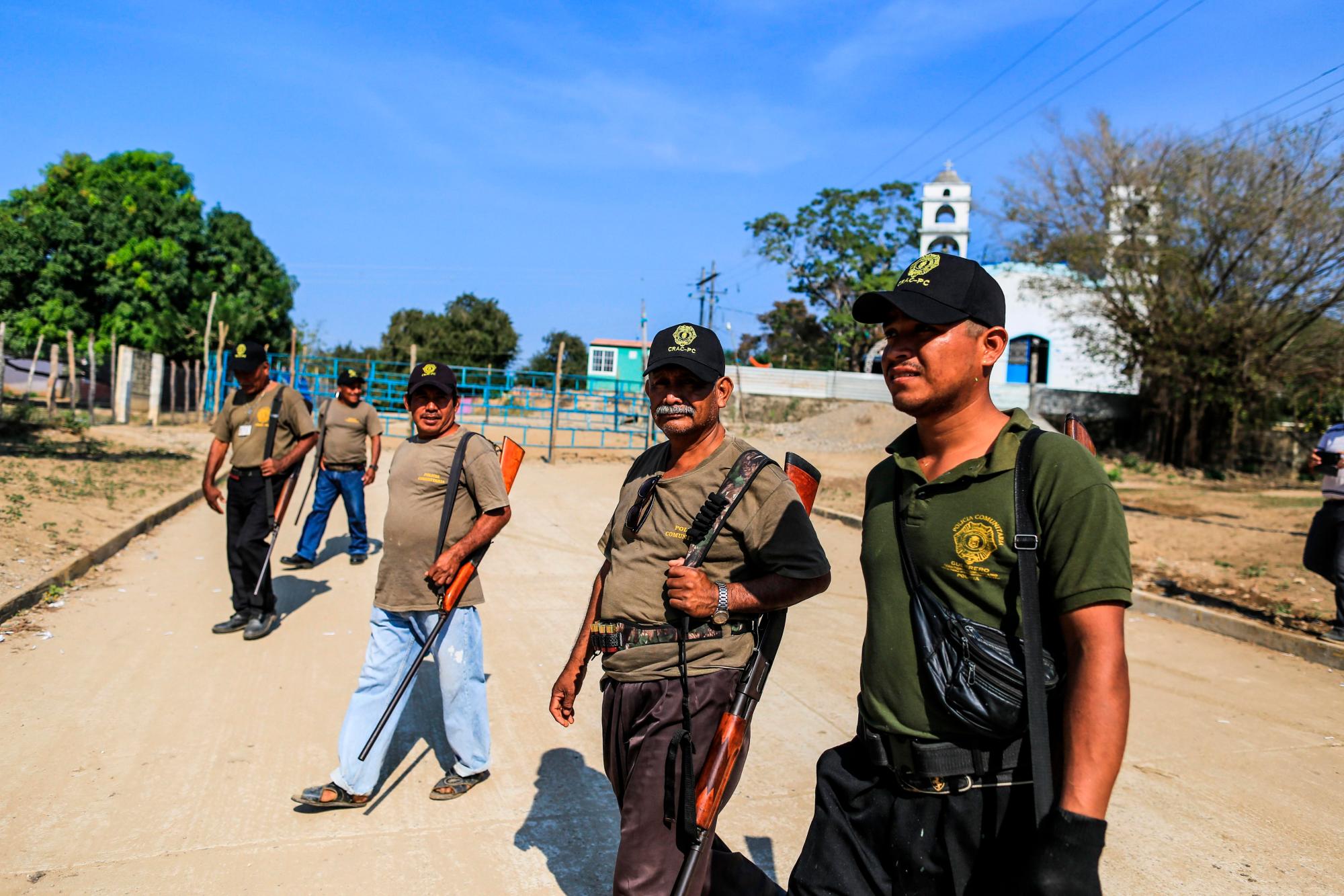 Guardias comunitarios, integrantes de la Policía Comunitaria de la Coordinadora Regional de Autoridades Comunitarias (CRAC) conmemoraron hoy el primer aniversario luctuoso de cinco de sus integrantes  asesinados, junto a otras seis personas en 2018, en el poblado de La Concepción, en la zona rural de Acapulco, en el sureño estado de Guerrero.