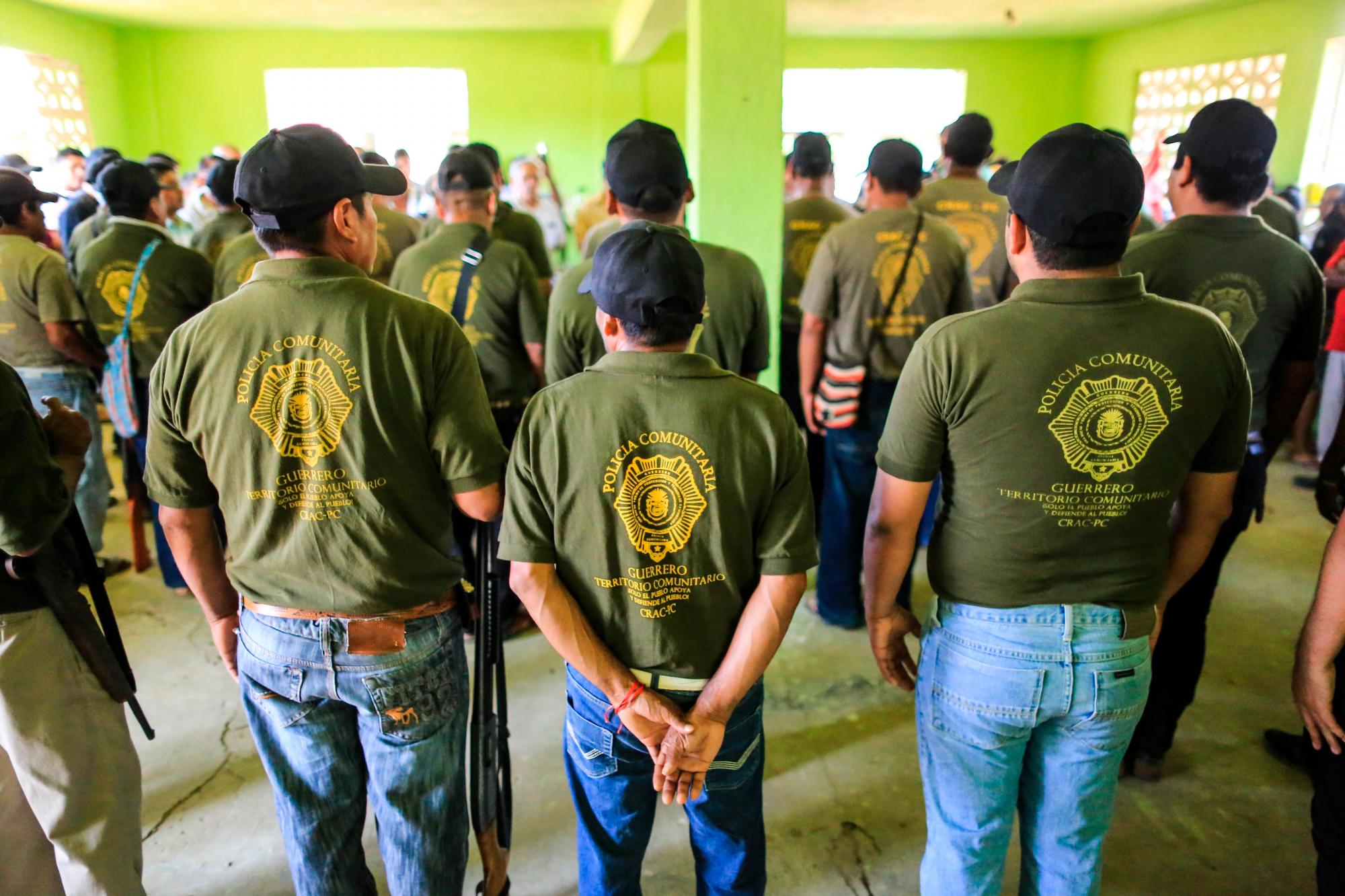  Integrantes de la Policía Comunitaria de la Coordinadora Regional de Autoridades Comunitarias (CRAC) conmemoraron hoy el primer aniversario luctuoso de cinco de sus integrantes  asesinados, junto a otras seis personas en 2018, en el poblado de La Concepción, en la zona rural de Acapulco, en el sureño estado de Guerrero.